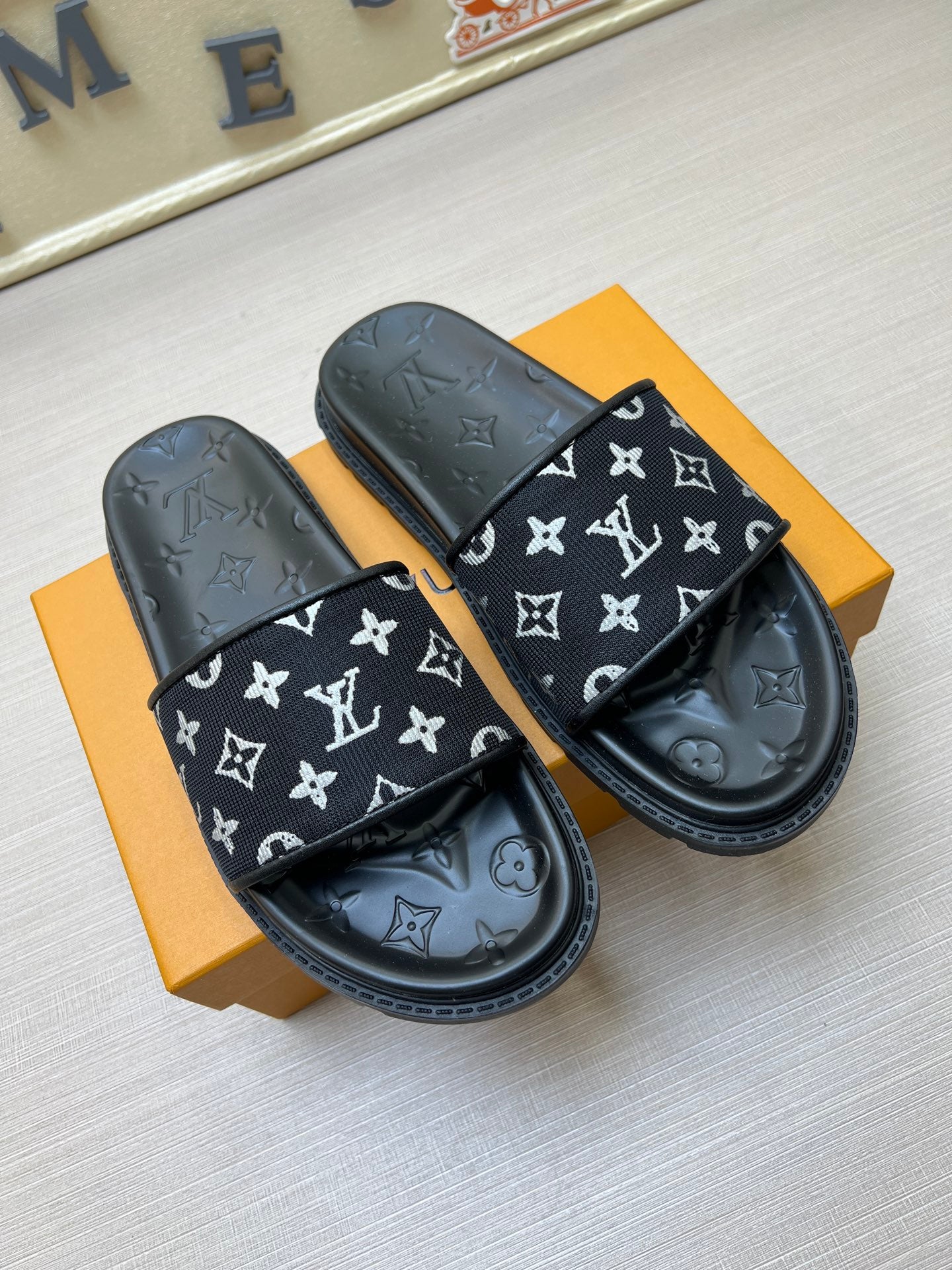 LU Slippers Man 46