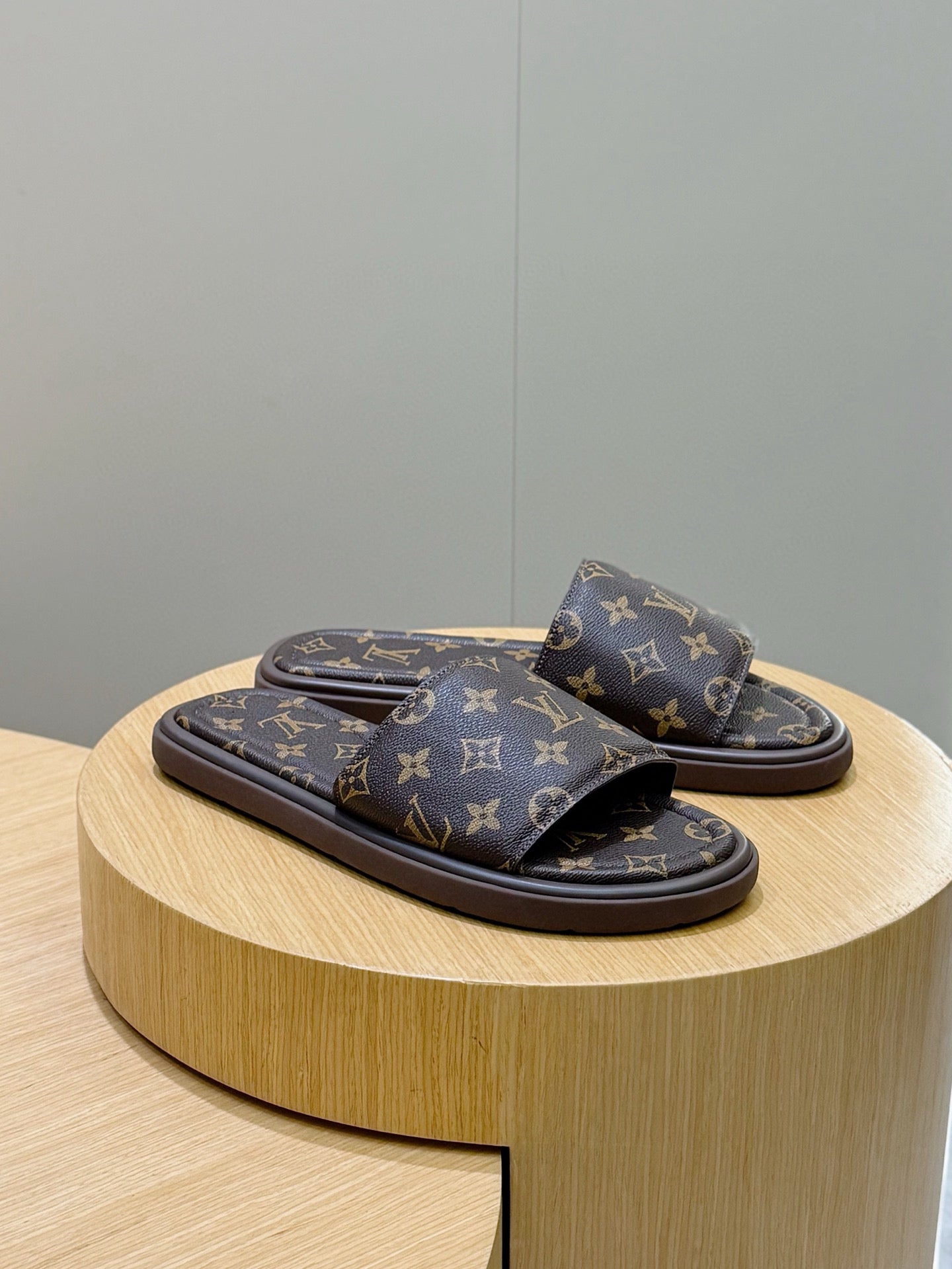 LU Slippers 2 Color 's Man