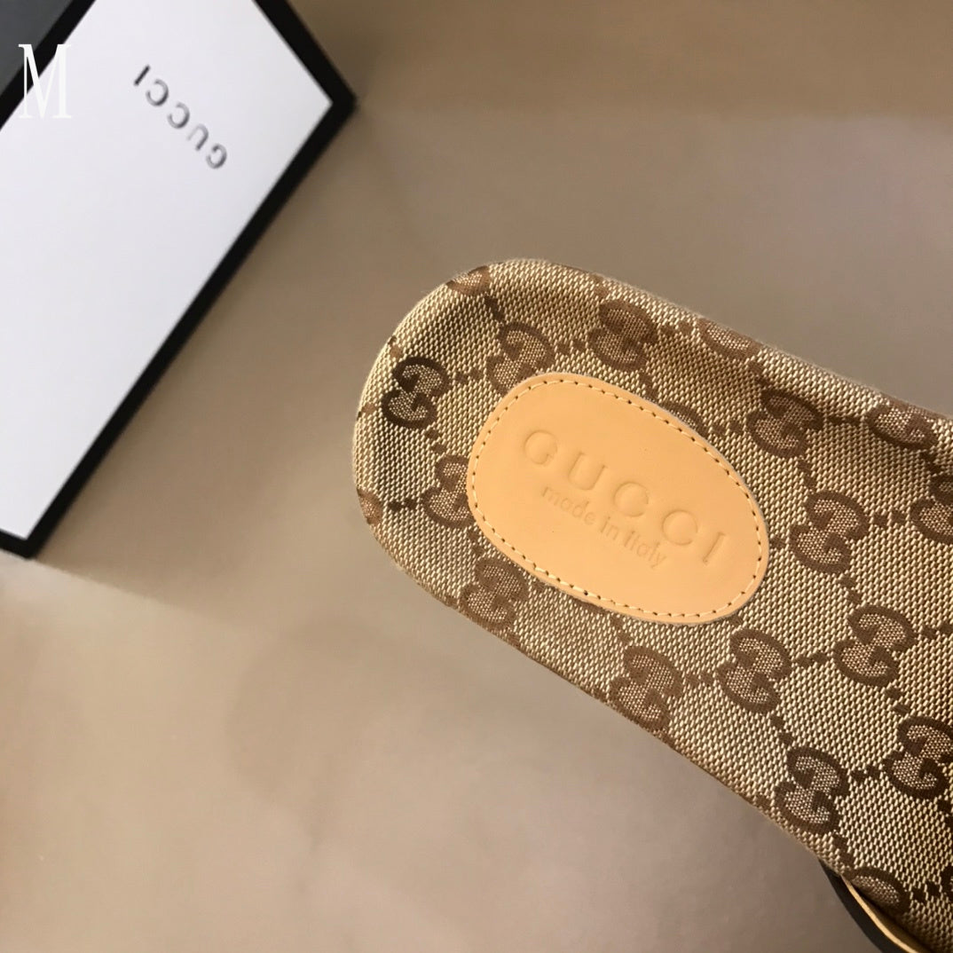 GU Slippers Man
