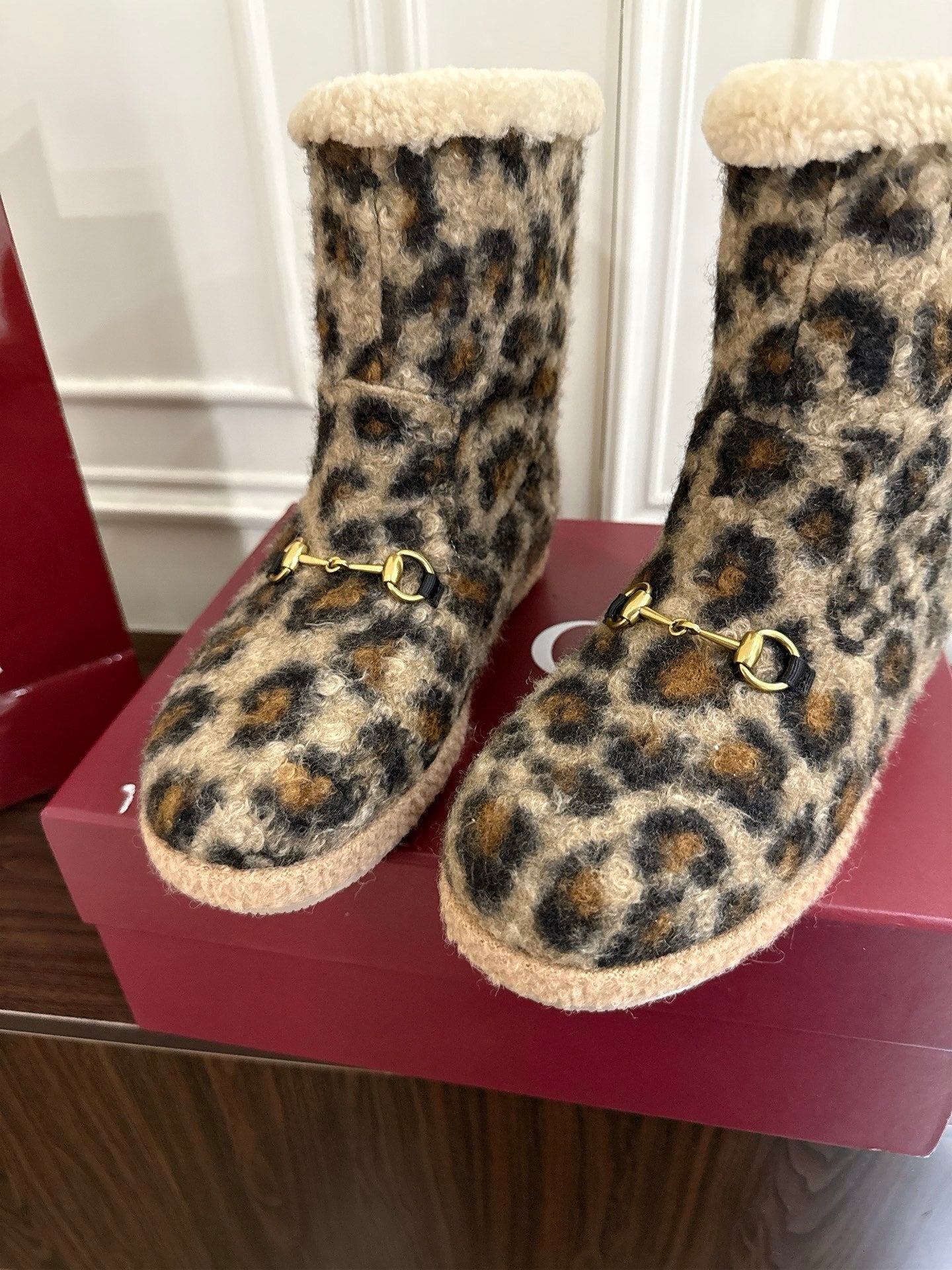 GU vs UGG Woman Boots 42