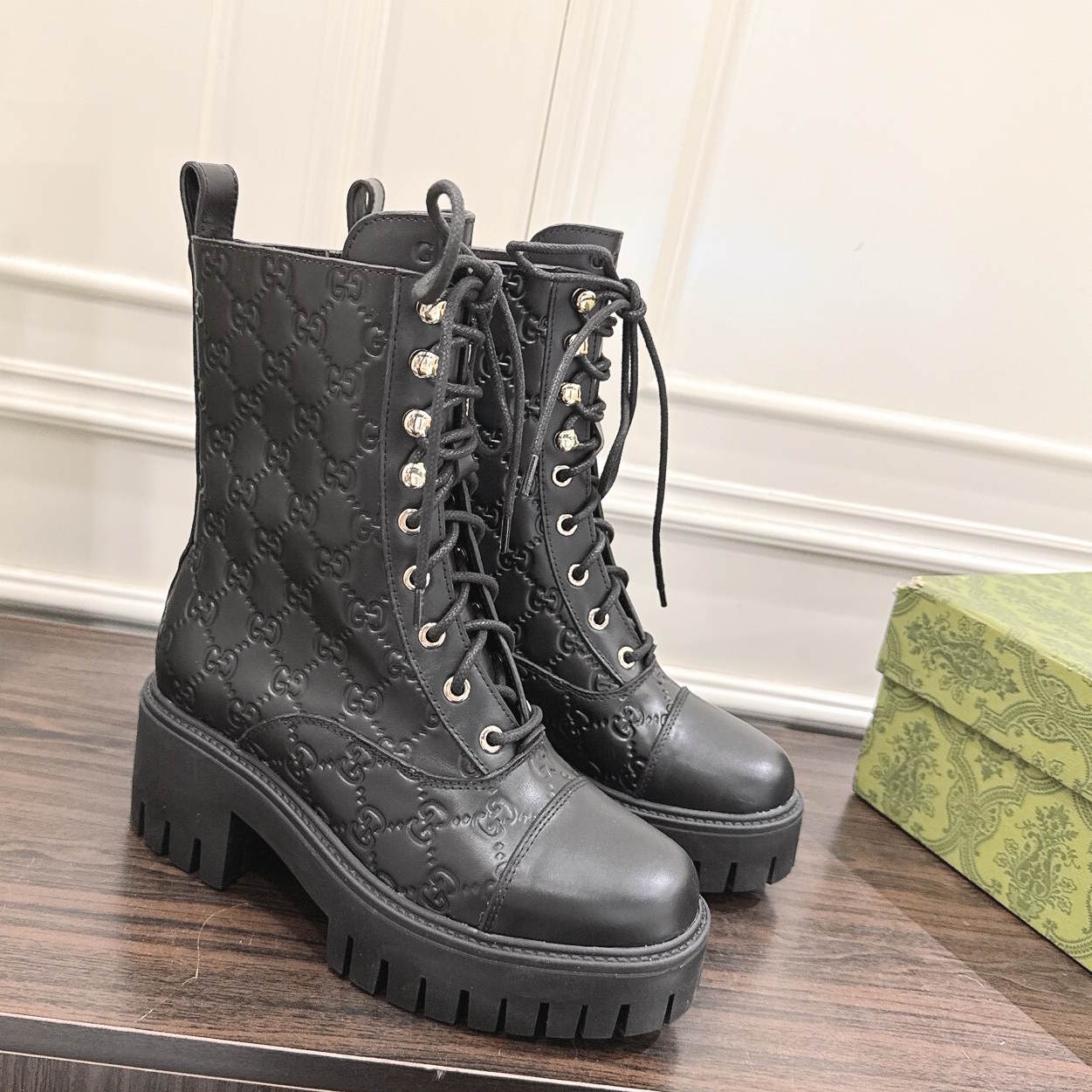 GU Woman Boots Combat