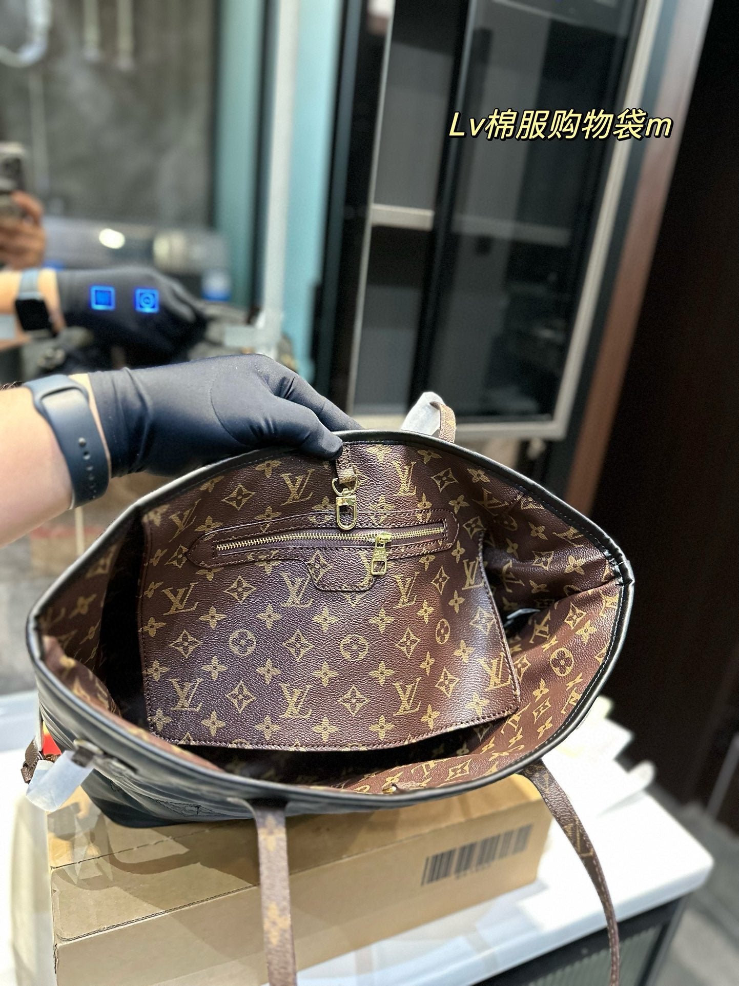 LU Bag Never 32 cm Puffer