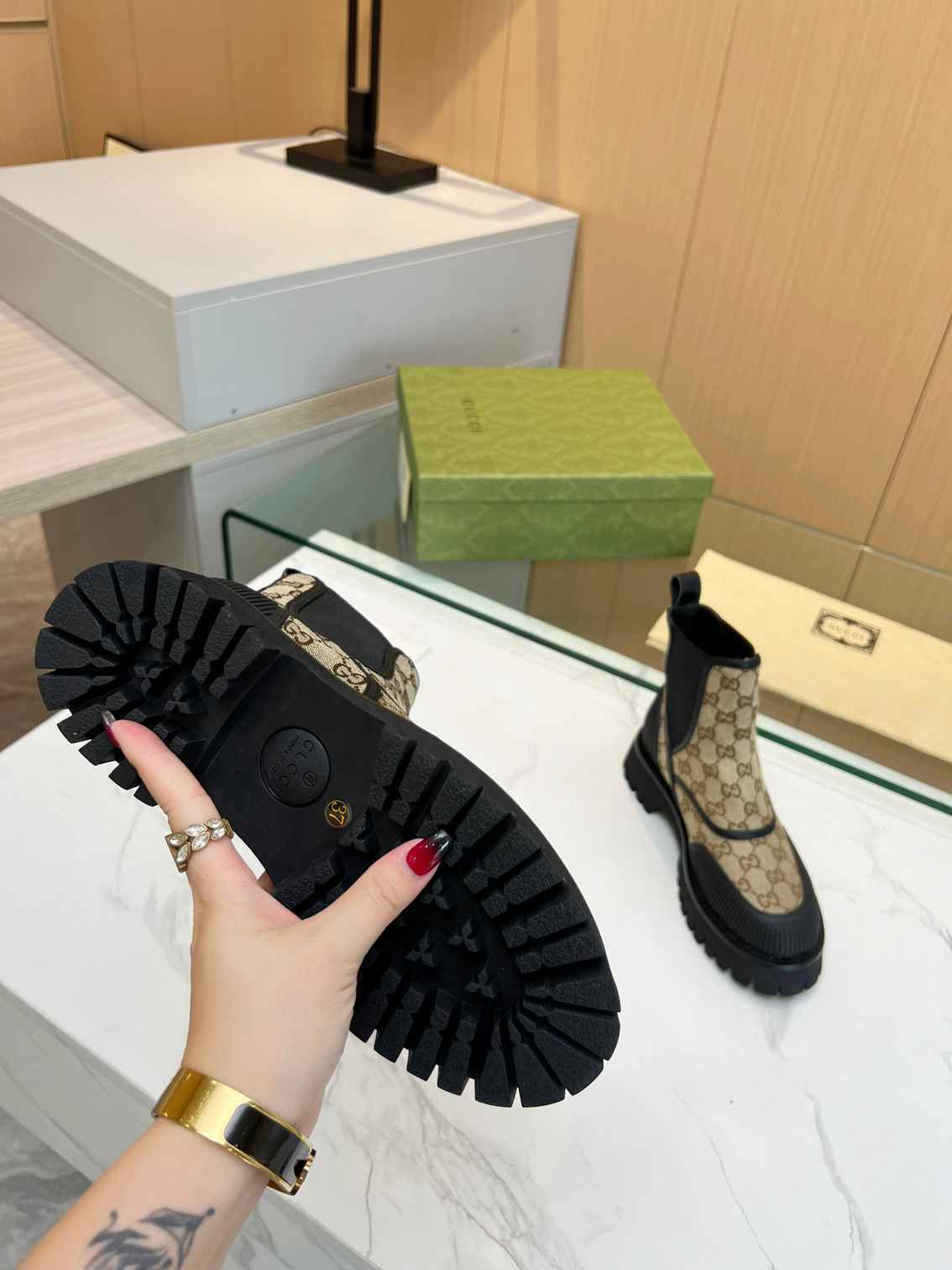 GU Woman Boots