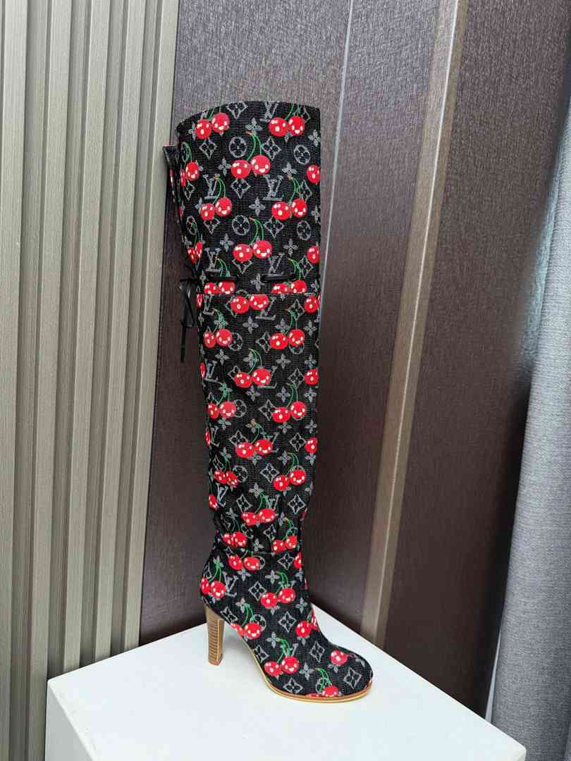 LV Woman Boots Over knee 2 Color's 42