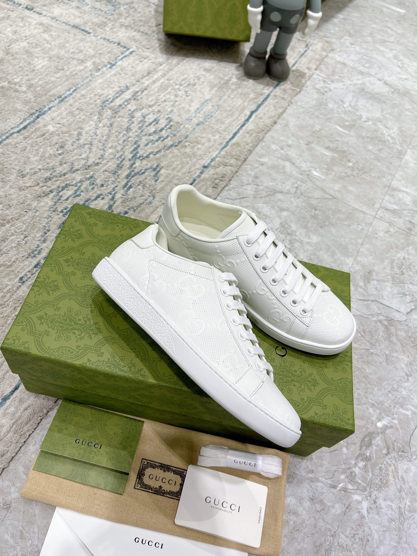 GU White Sneakers 46