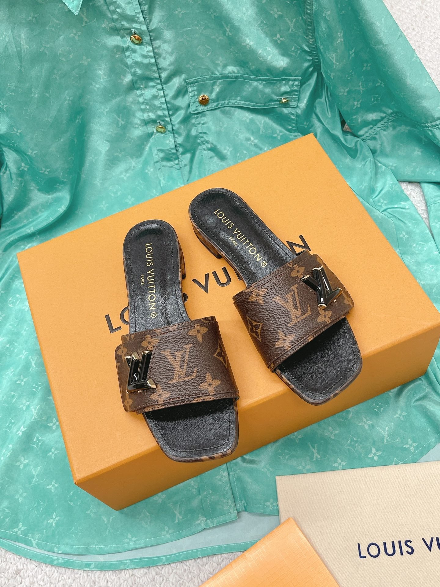 LU Slippers