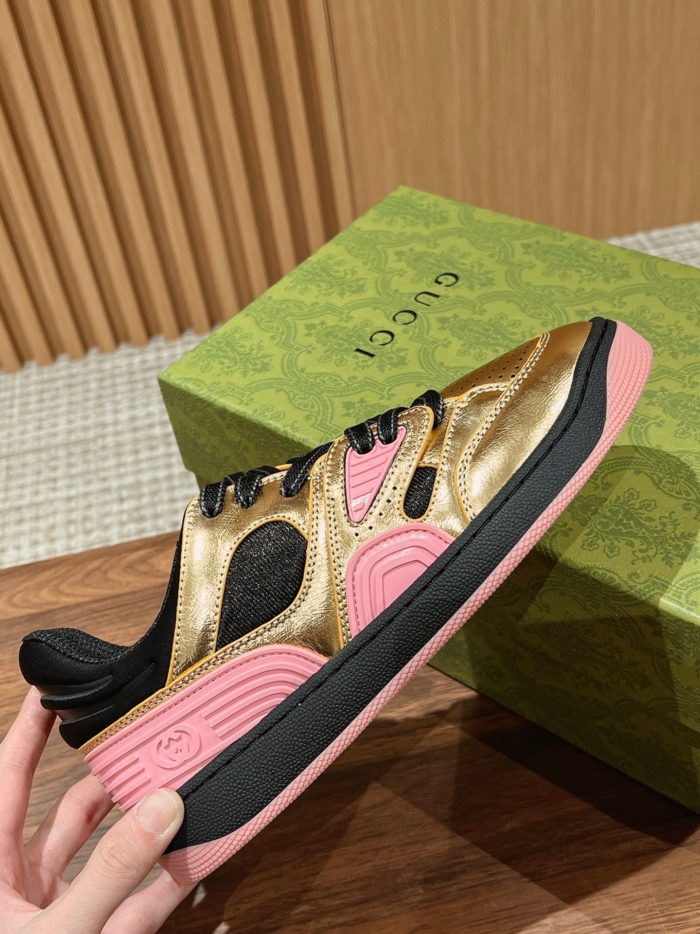 GU Sneakers Runner Gold