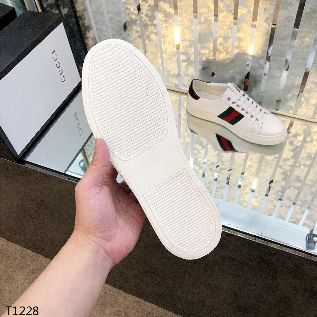 GU Sneakers White Bee