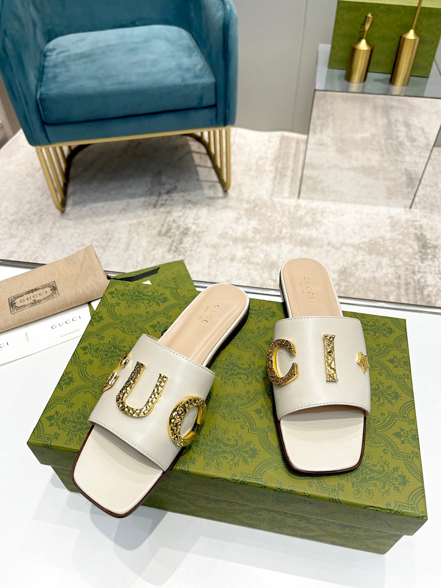 GU Slippers Jumbo Logo