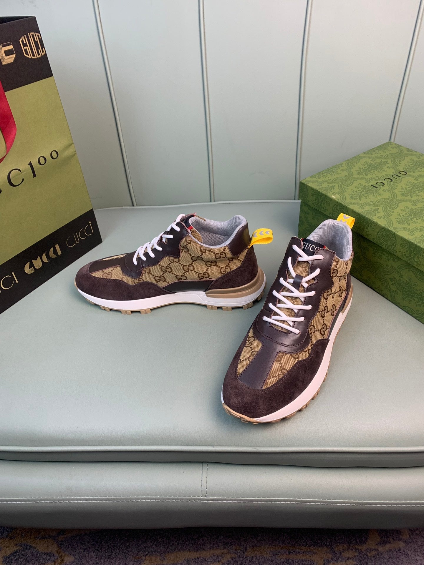 GU Sneakers Logo Monogram