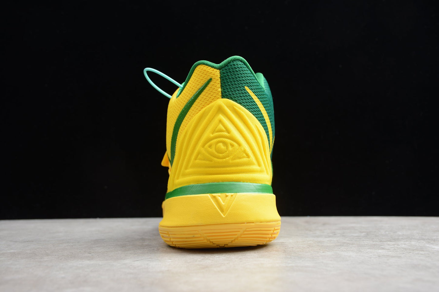 N*ke Max Kyrie 5 Sneakers