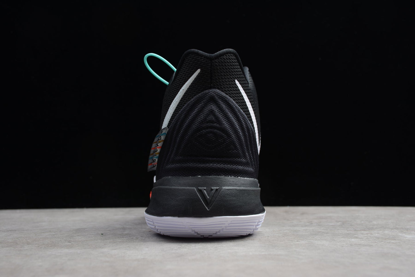 N*ke Max Kyrie 5 Sneakers
