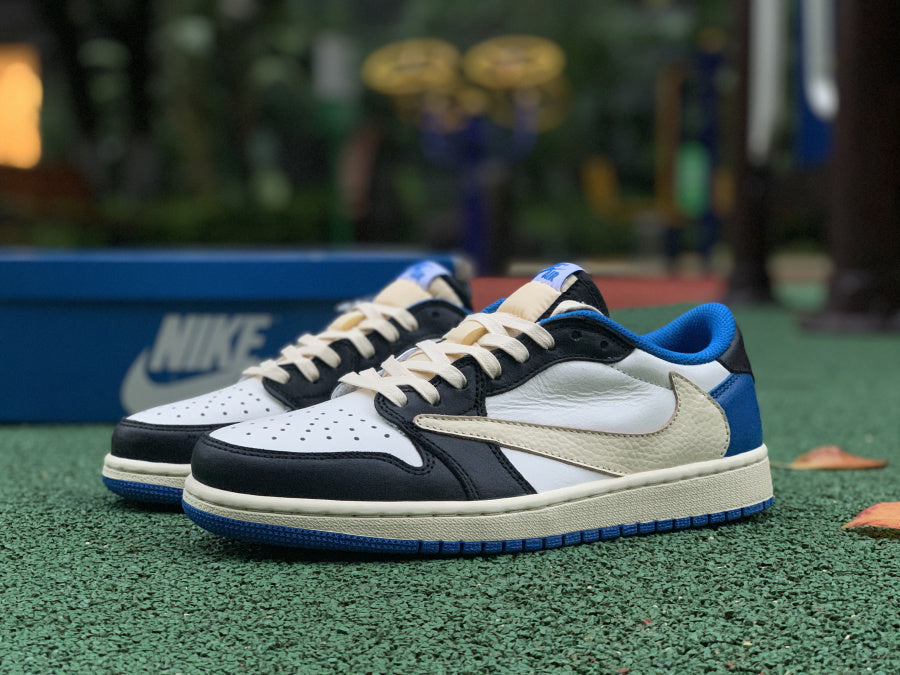 N*KE TRAVIS AIR JORDA 1 LOW Sneakers