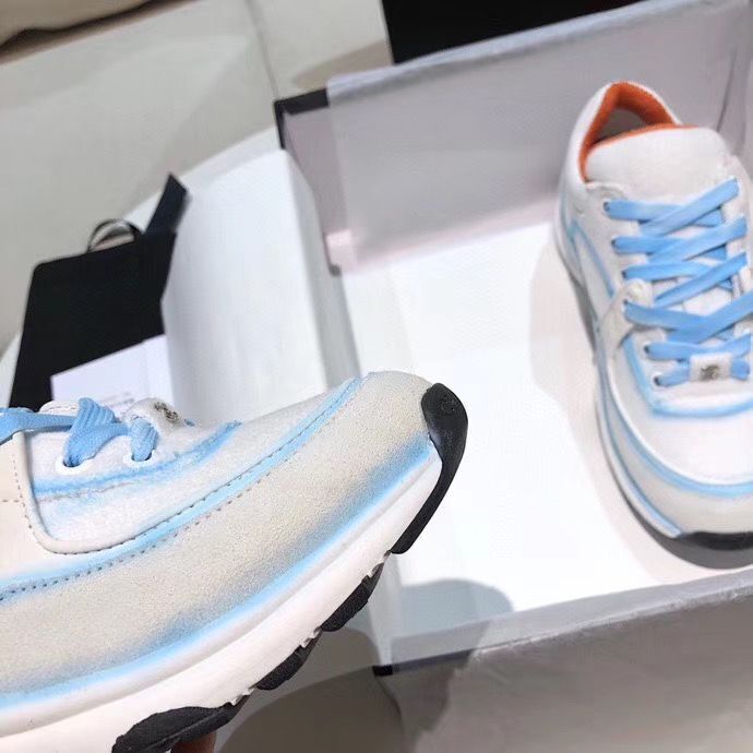 CHL Sneakers Run Away