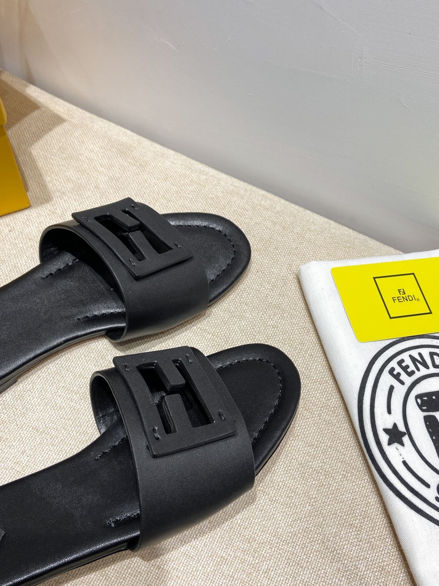 FEN Slippers Toe Mule Black