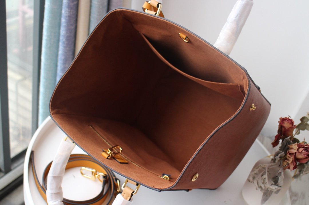 LU Bag Black