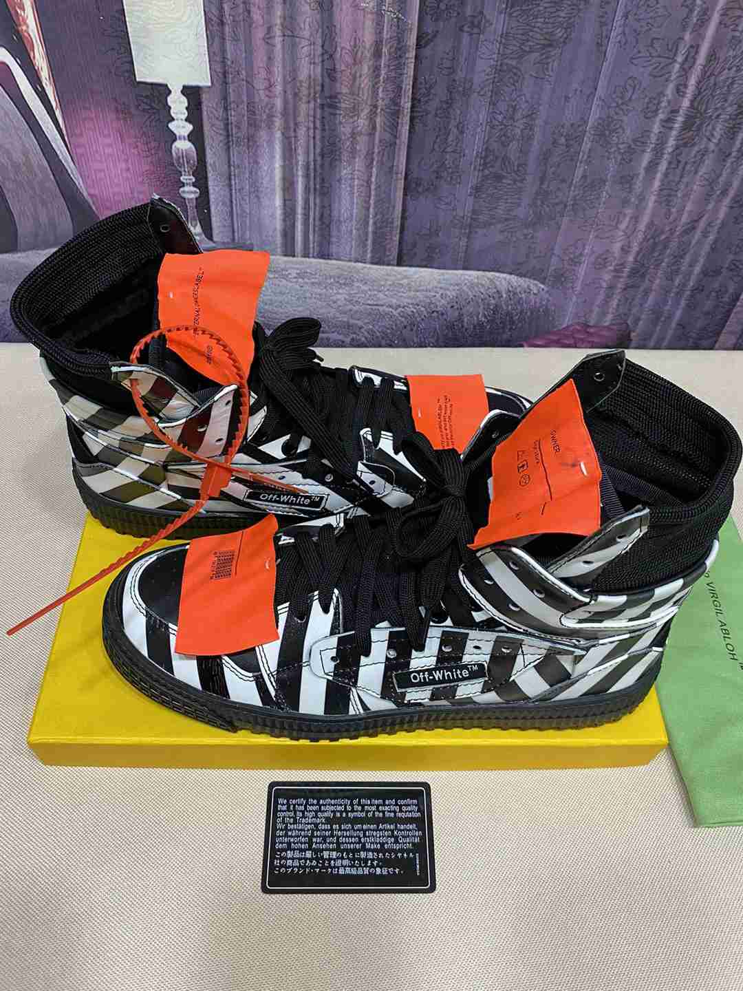Off Wite Sneakers Knee