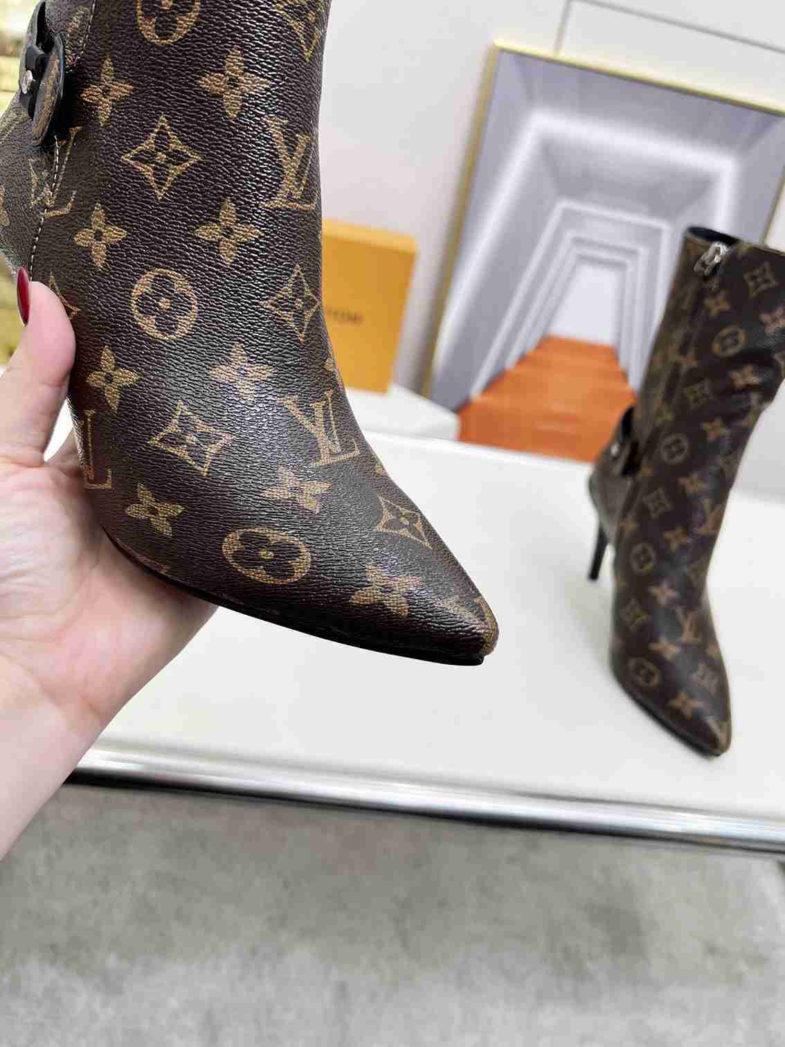 LU Woman Boots High Heels 42