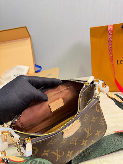 LU Multi Pochette Bag 24 cm