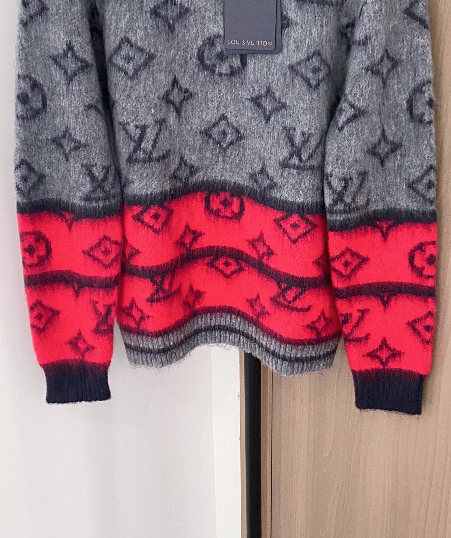 LU  Sweater Woman