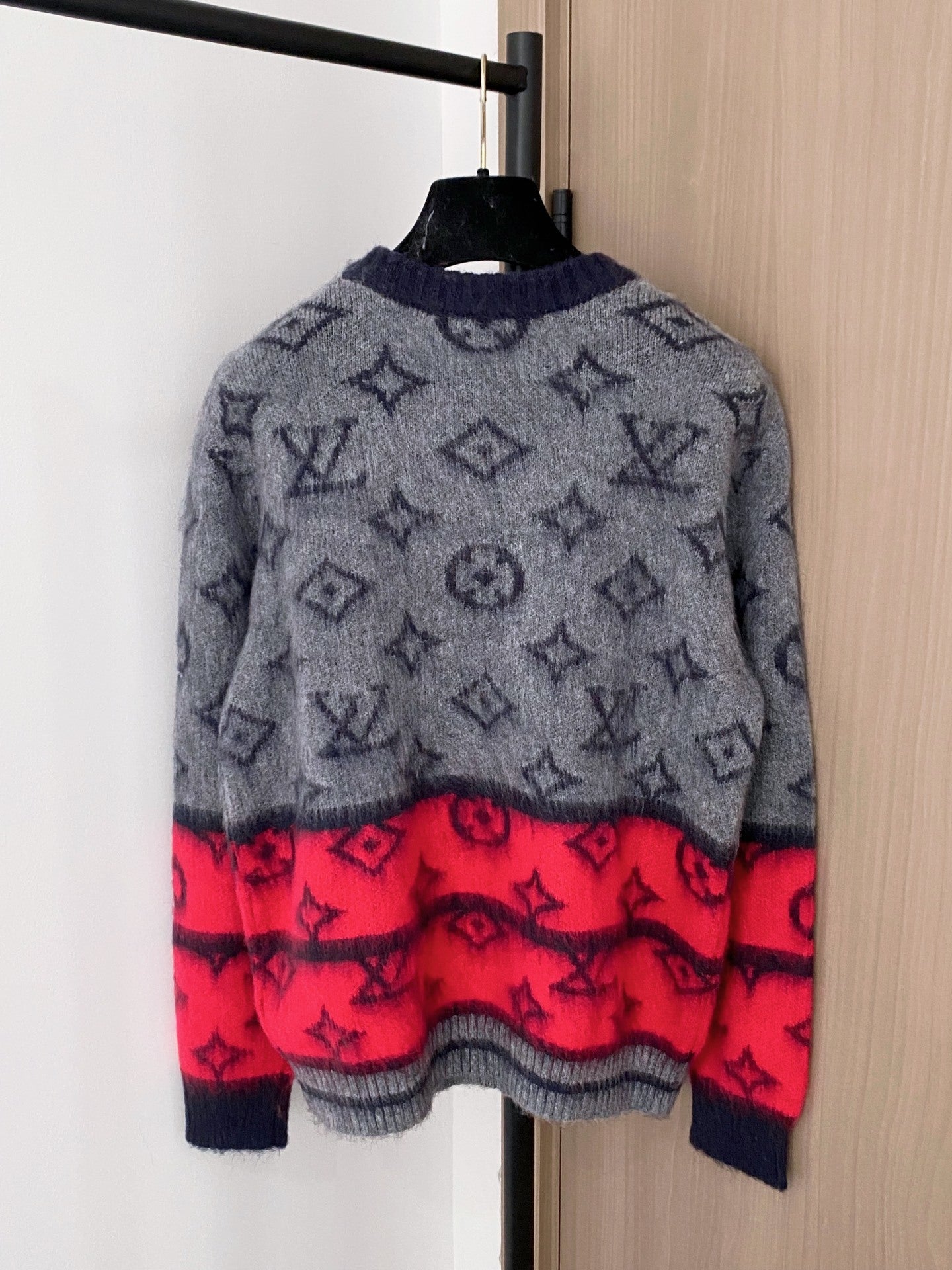 LU  Sweater Woman