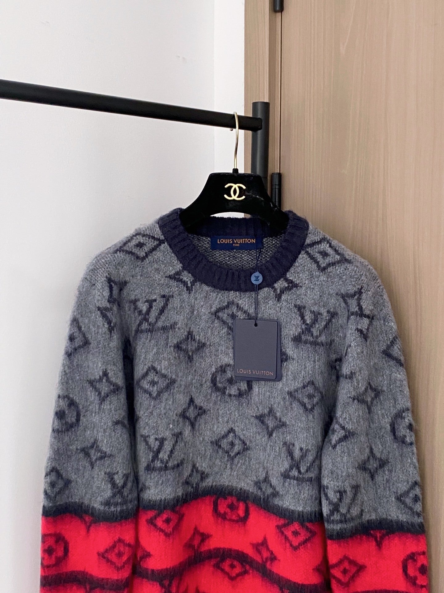 LU  Sweater Woman