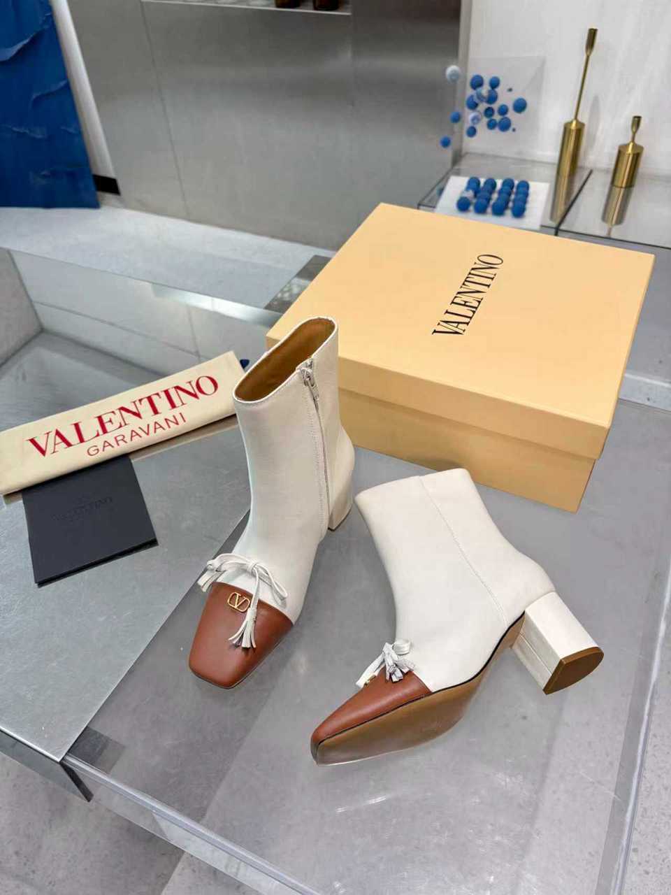 C V  Woman Boots 2 Color's
