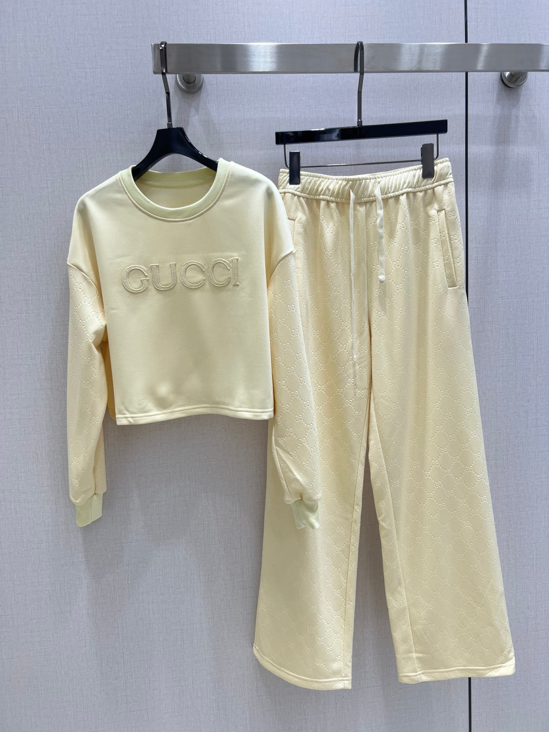 GU  Sport Suits  Woman