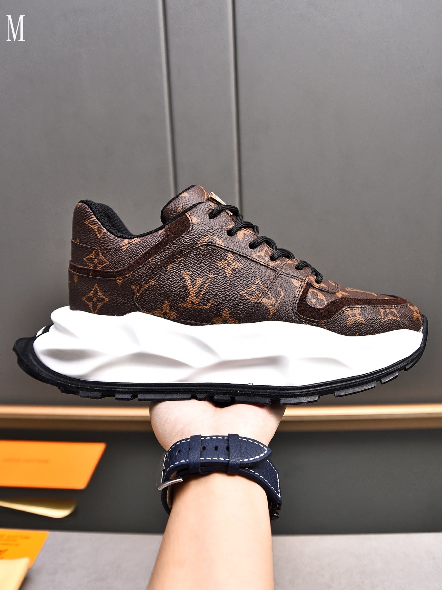 LU  Sneakers 46