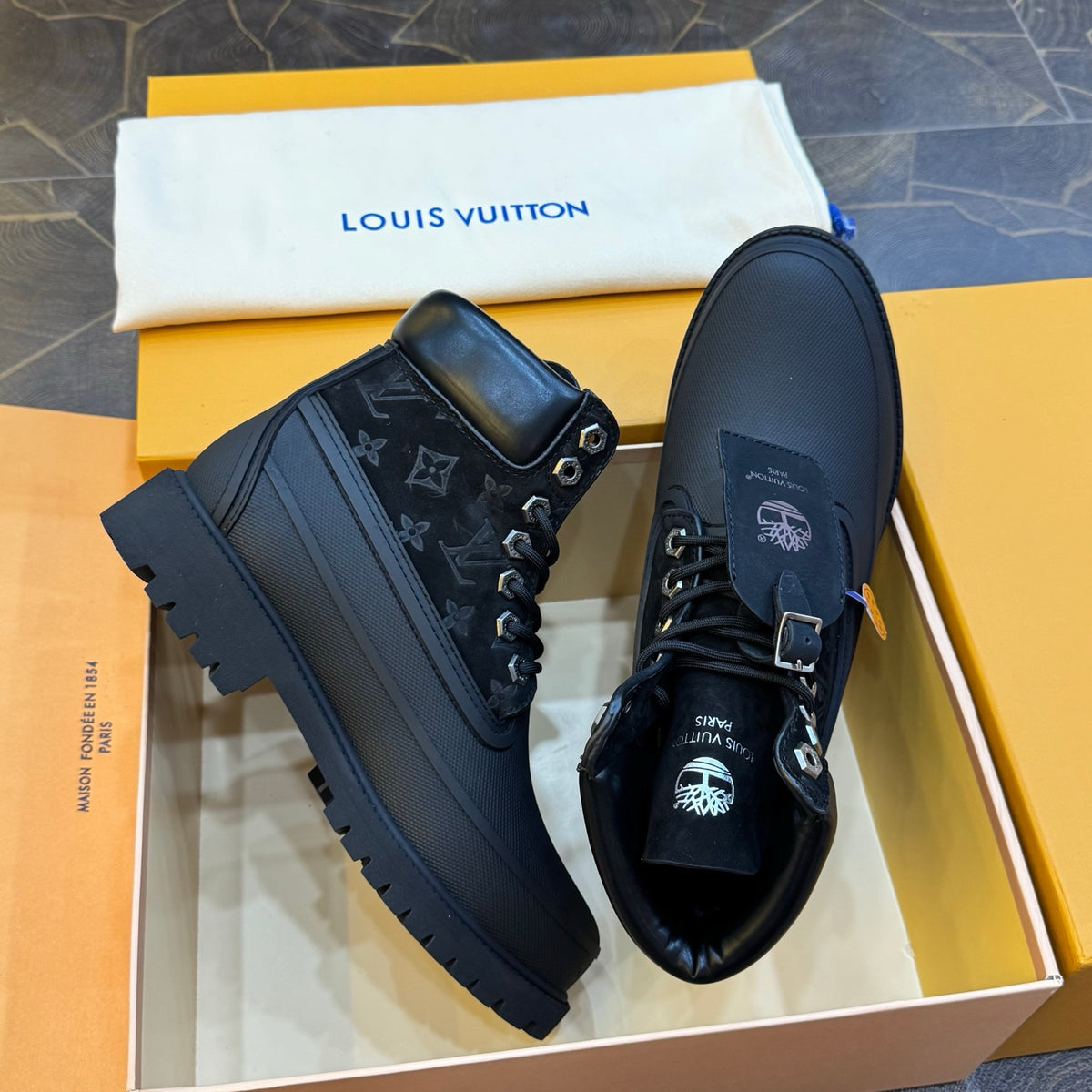 LU Boots 46