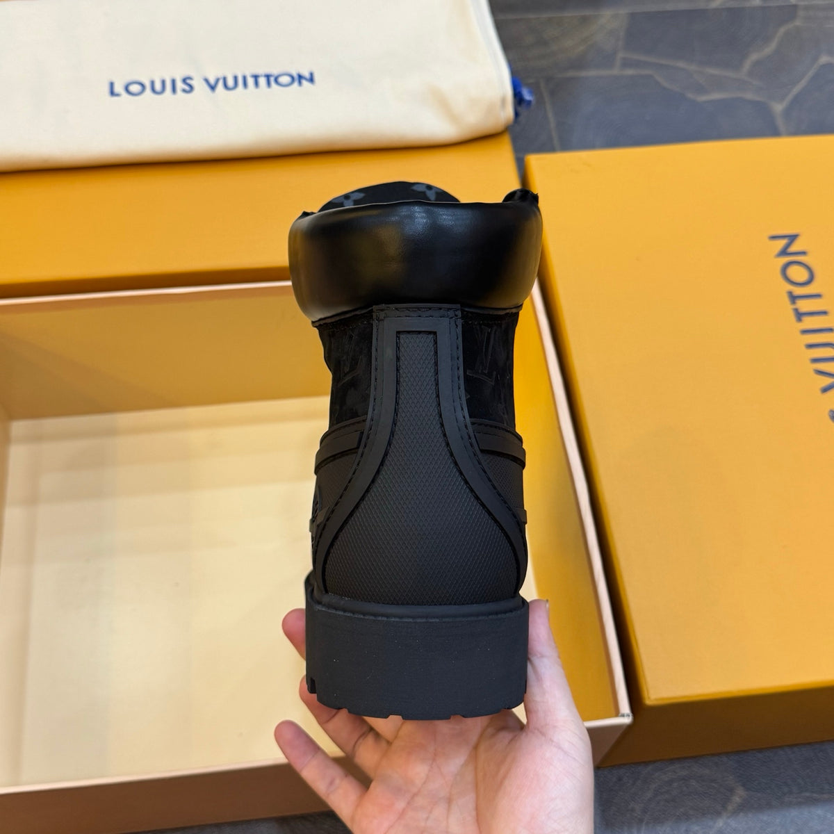 LU Boots 46