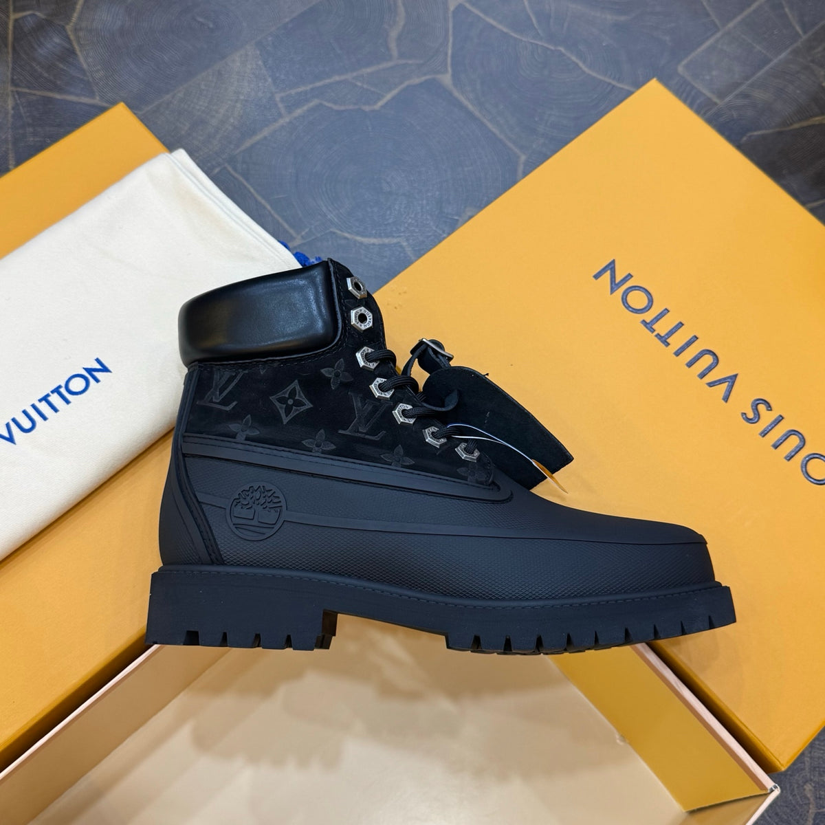 LU Boots 46
