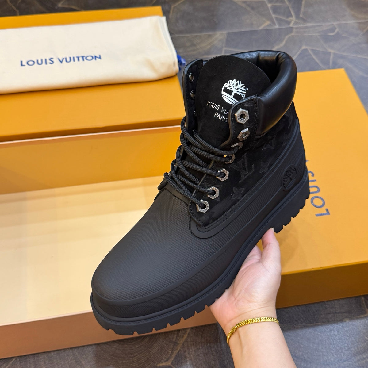 LU Boots 46