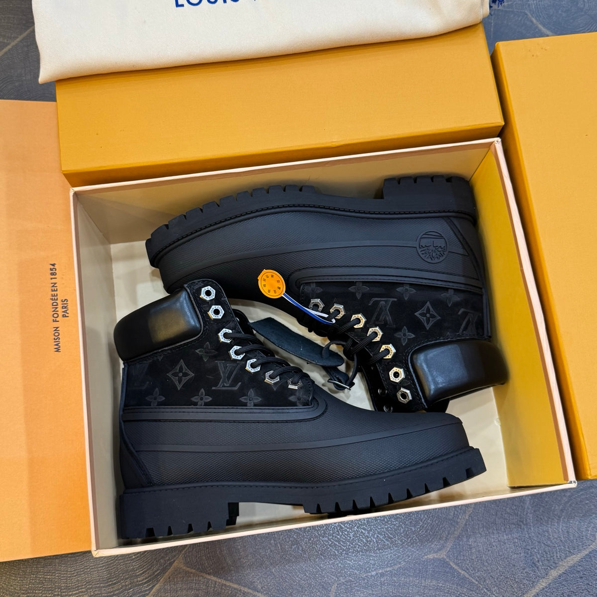 LU Boots 46