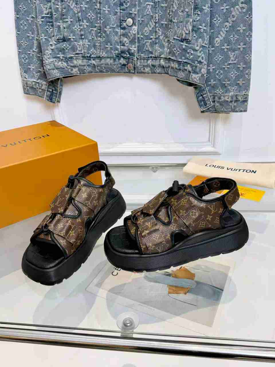 LU Sandals  Woman 42