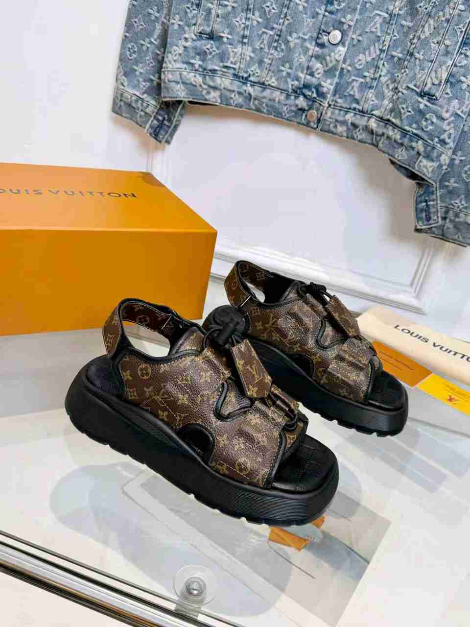 LU Sandals  Woman 42