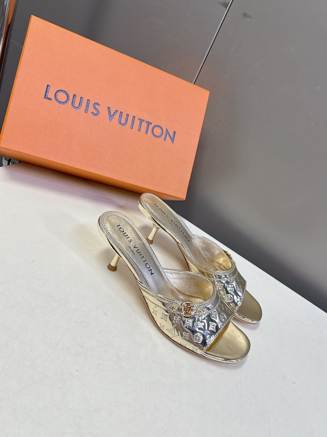 LU  slippers sandals  Woman 2 Color's