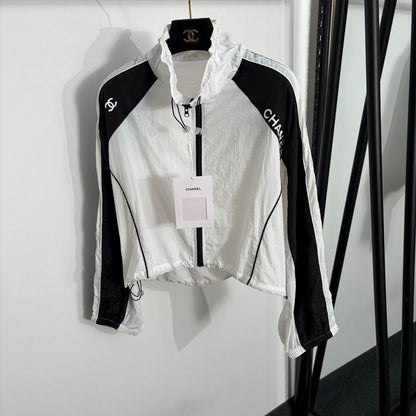 CHL  Woman  windbreak