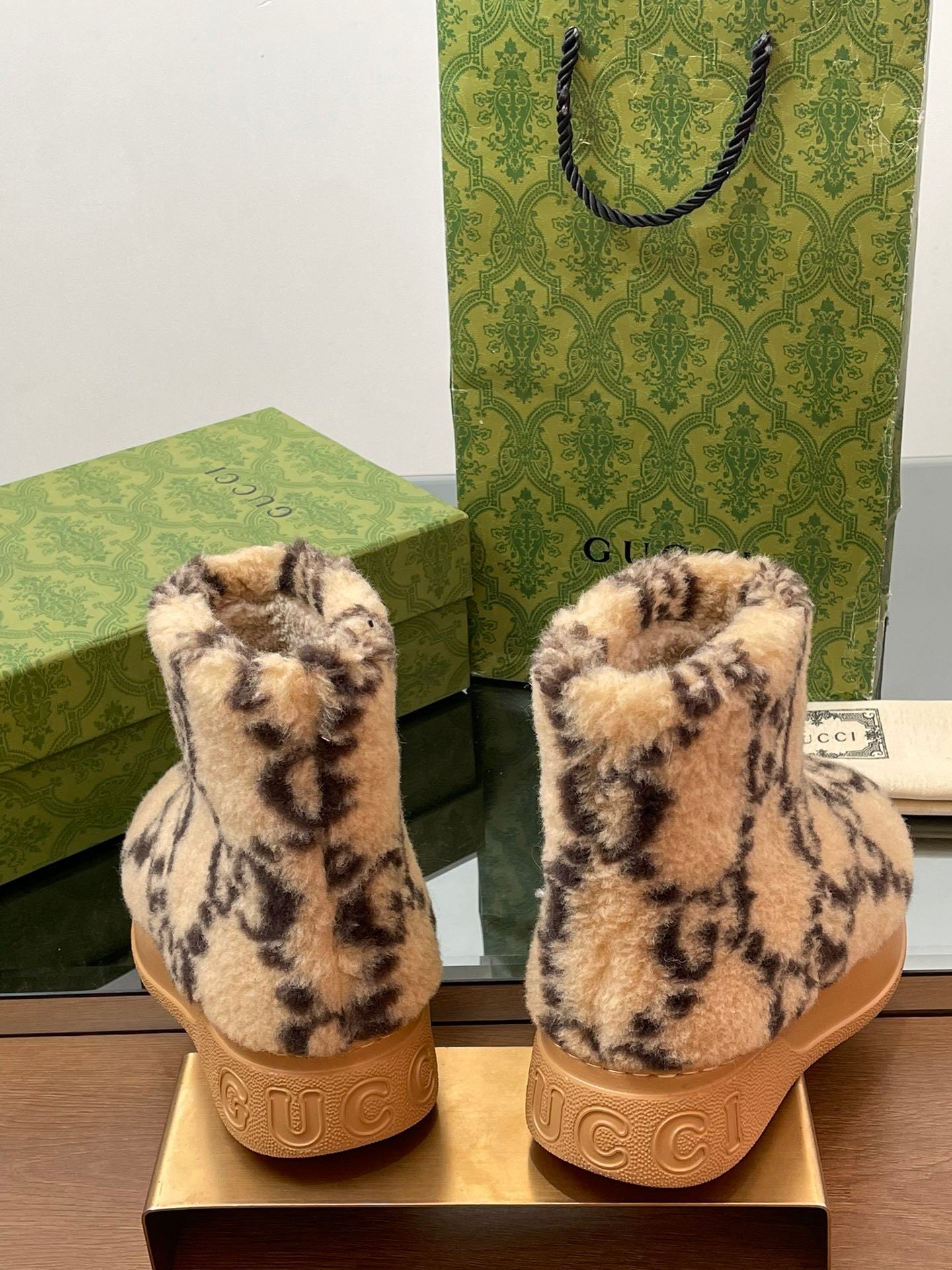 GU vs UGG  Woman Boots 42