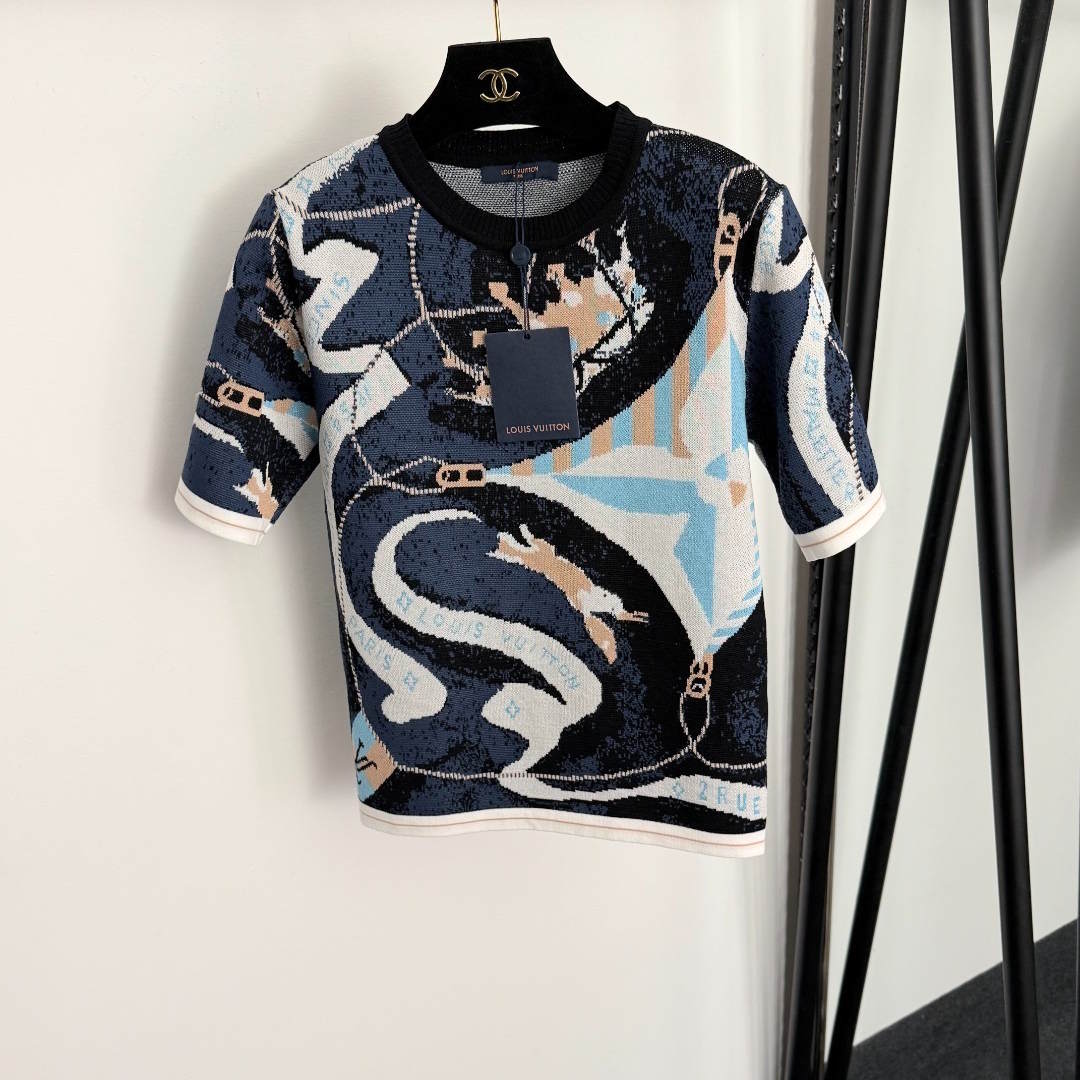 LU  Sweater
