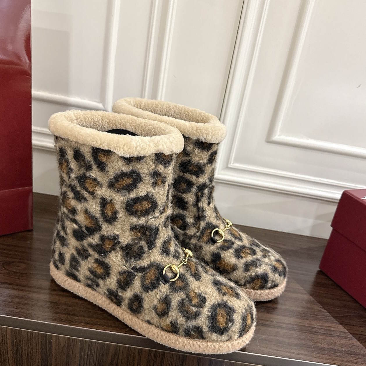 GU vs UGG  Woman Boots 42