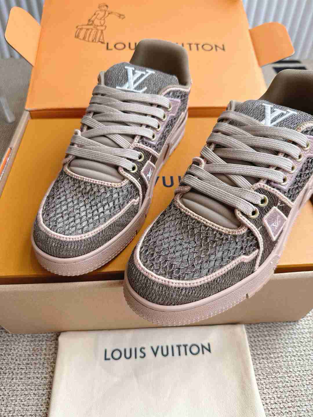 LU  Sneakers  2 Color's 46