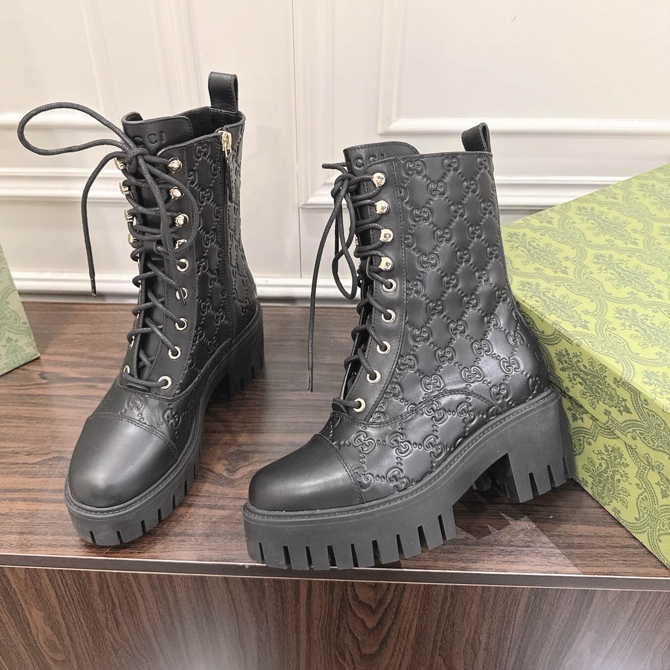 GU Woman Boots Combat