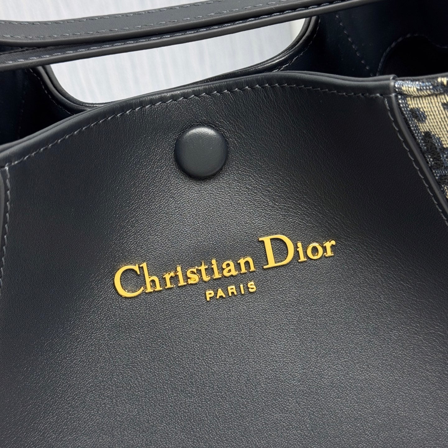CHD  Signature Bucket bag 24 cm