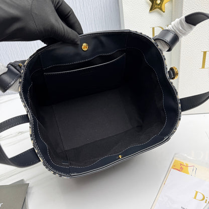 CHD  Signature Bucket bag 24 cm