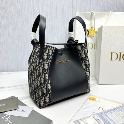 CHD  Signature Bucket bag 24 cm
