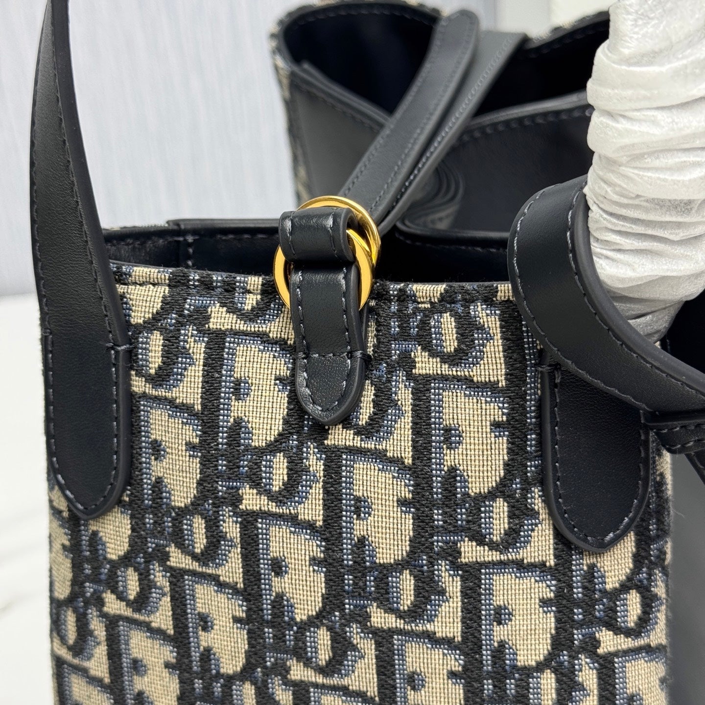 CHD  Signature Bucket bag 24 cm