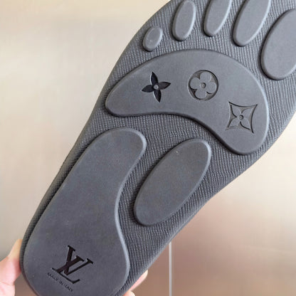 LU  Slip on Shoes UGG YETI  2 Color's