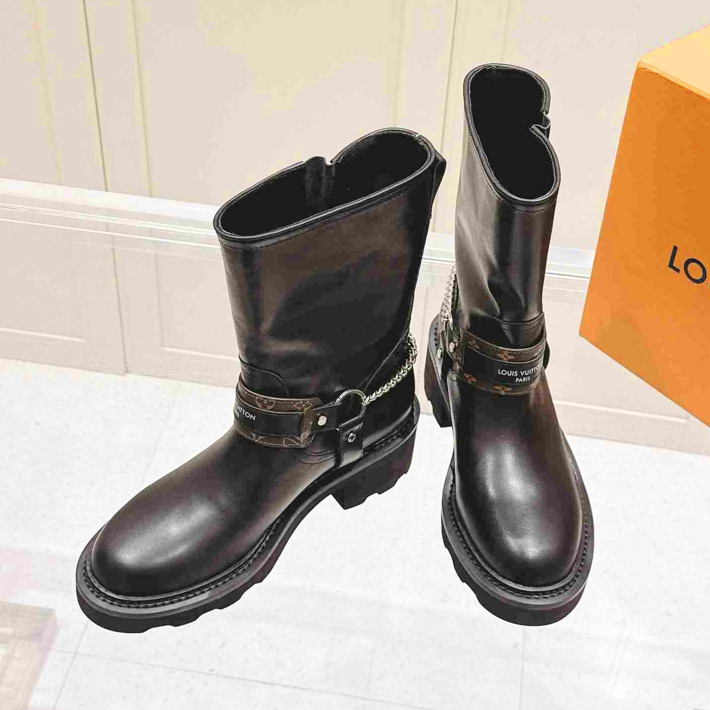 LU Woman Boots Combat