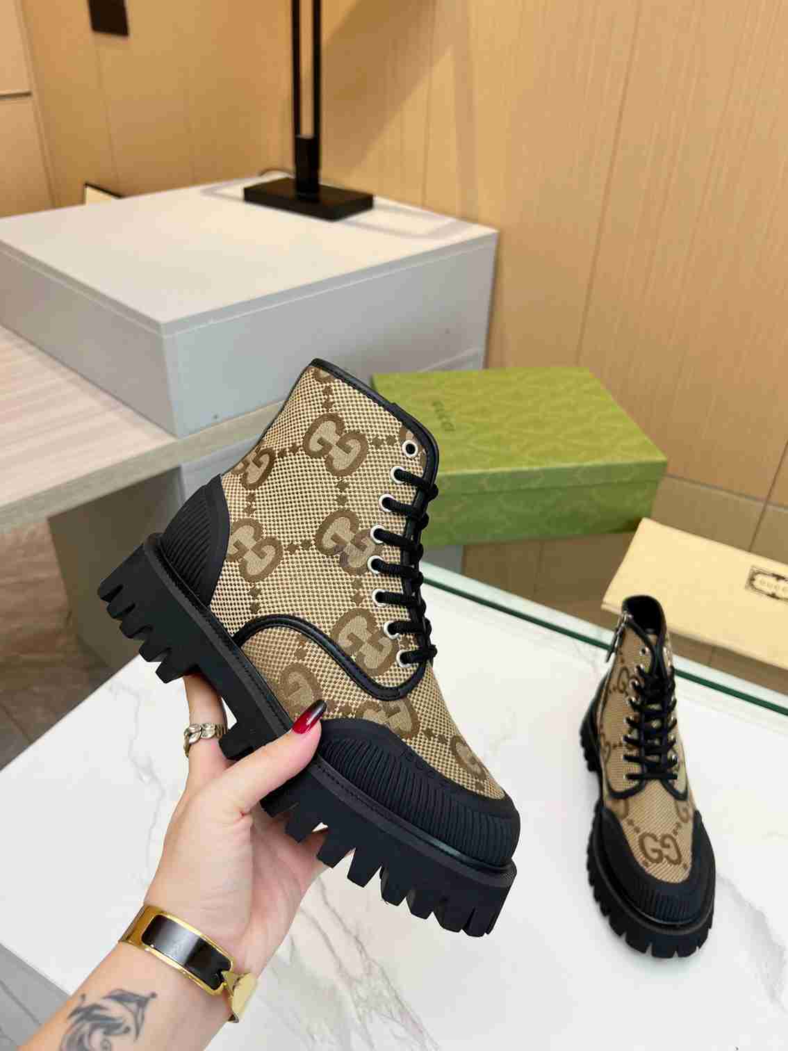 GU Woman Boots